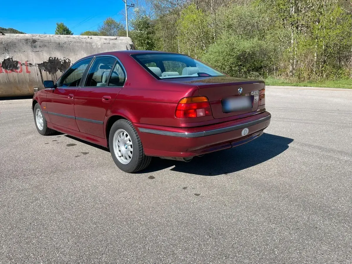 Gebraucht BMW 528 193 PS (141 kW) 1996 Rot Limousine