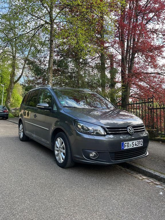 Grau Gebraucht 2015 VW Touran Highline Van / Kleinbus | 8.500 € (Etwas zu teuer) - Bild 1/4
