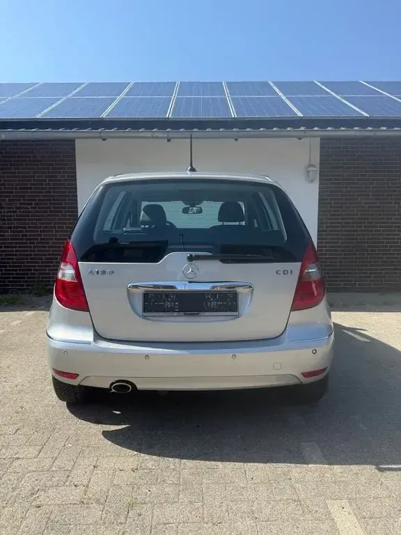 Gebraucht Mercedes A180 Elegance 109 PS (80 kW) 2011 Silber Kleinwagen