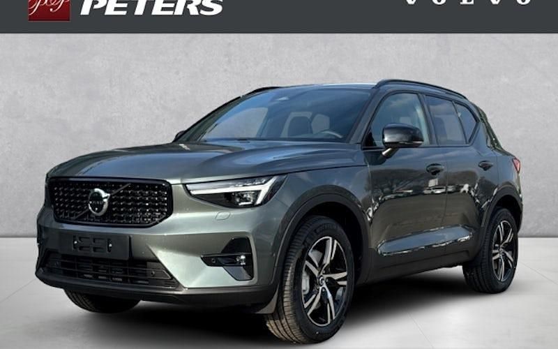 Neu Volvo XC40 Plus 197 PS (144 kW) 2026 Grün SUV