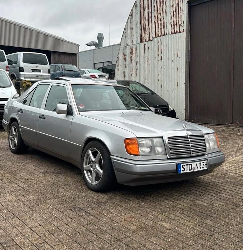 Gebraucht Mercedes 200 75 PS (55 kW) 1992 Silber Limousine