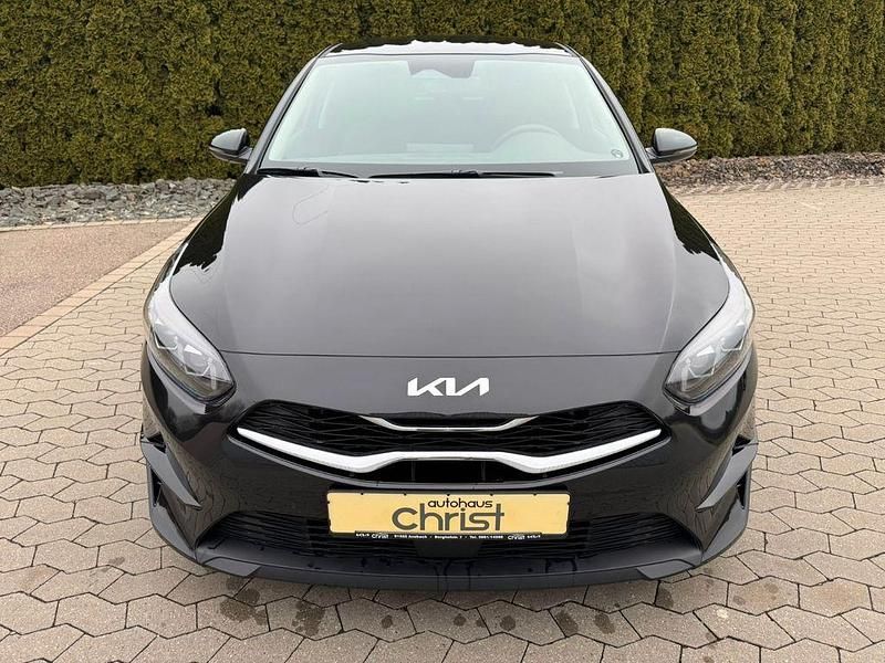 Neu Kia Ceed Style 101 PS (74 kW) 2025 Schwarz Kleinwagen