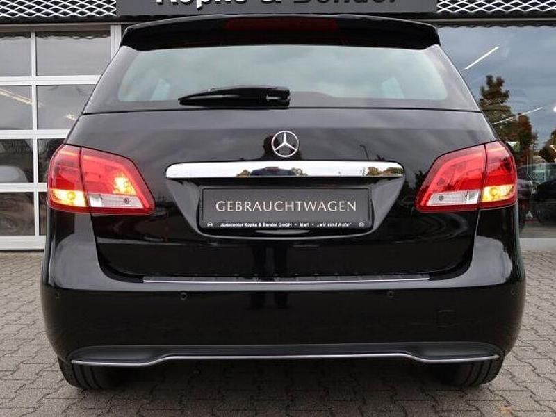 Gebraucht Mercedes B180 Style 122 PS (89 kW) 2017 Kosmosschwarz metallic Van / Kleinbus