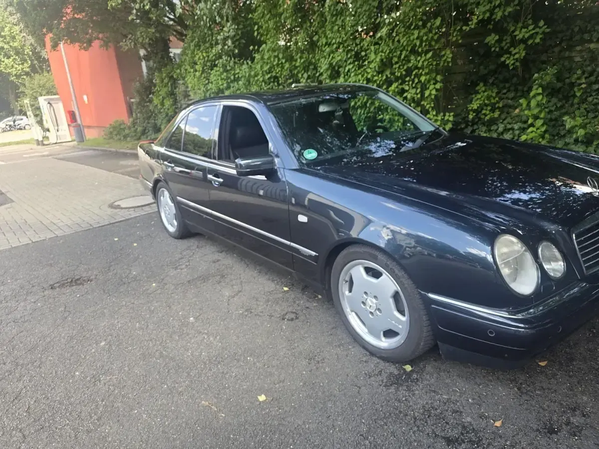 Gebraucht Mercedes E280 204 PS (150 kW) 1999 Andere farben Limousine