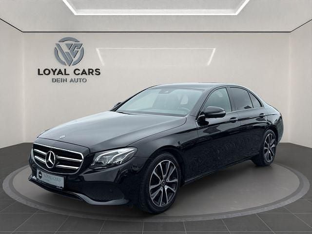 Schwarz Gebraucht 2019 Mercedes E220 Night Limousine | 29.700 € (Fairer Preis) - Bild 1/3