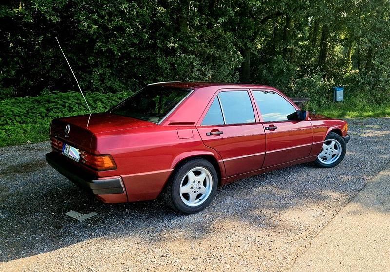 Gebraucht Mercedes 190 122 PS (89 kW) 1992 Rot Limousine