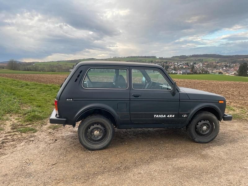 Gebraucht Lada niva 82 PS (60 kW) 2009 Schwarz SUV