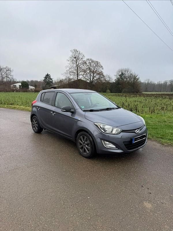 Gebraucht Hyundai i20 Trend 101 PS (74 kW) 2013 Grau Kleinwagen
