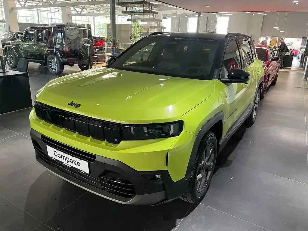 Neu Jeep Compass 145 PS (106 kW) 2026 Grün SUV