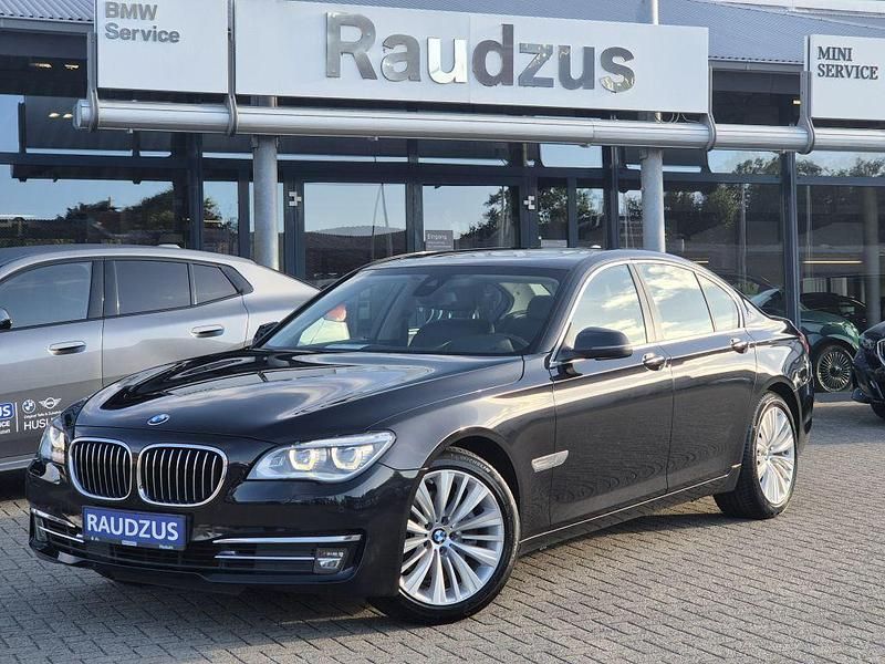 Black sapphire metallic Gebraucht 2015 BMW 740 Exclusive Limousine | 27.450 € (Fairer Preis) - Bild 1/4