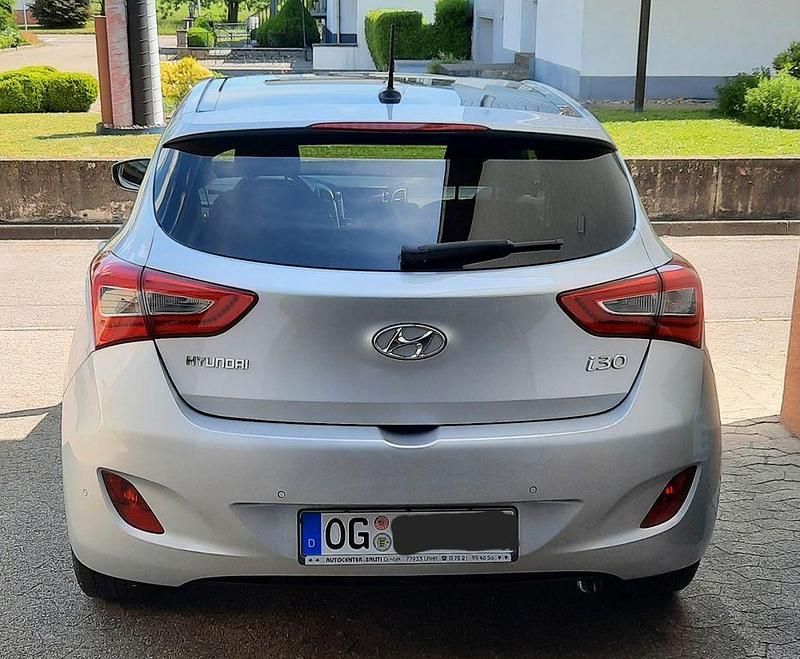 Gebraucht Hyundai i30 Passion 135 PS (99 kW) 2016 Silber Limousine