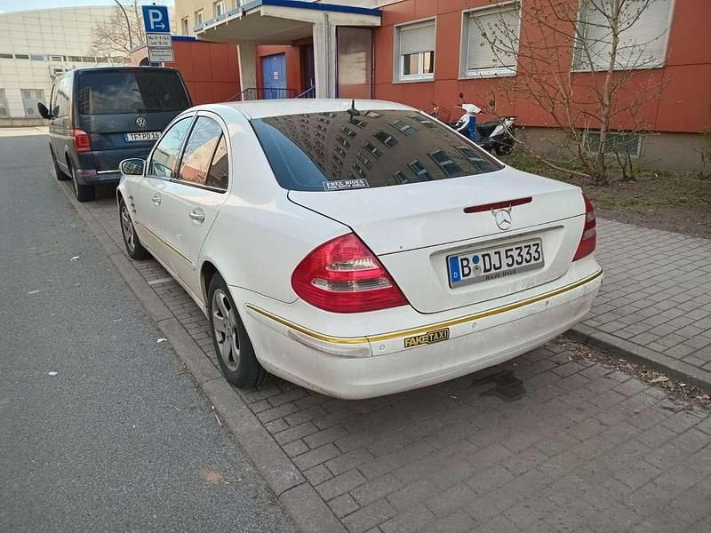 Gebraucht Mercedes E220 Classic 150 PS (110 kW) 2005 Weiß Limousine