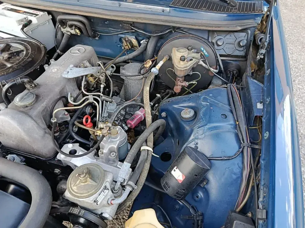 Gebraucht Mercedes 200 82 PS (60 kW) 1983 Blau Limousine