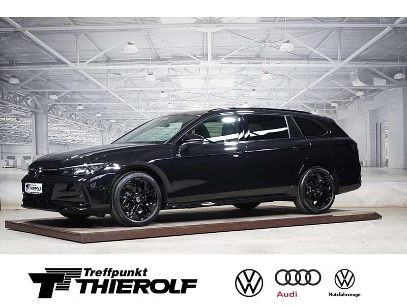 Grenadillschwarz metallic Gebraucht 2025 VW Passat R-line Kombi | 43.980 € - Bild 1/4