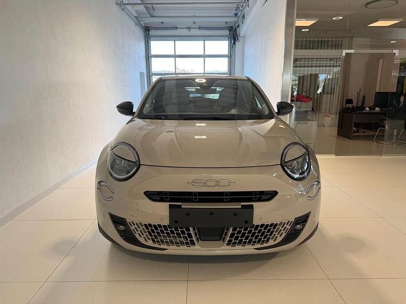 Neu Fiat 600 La Prima 110 PS (80 kW) 2025 Beige SUV