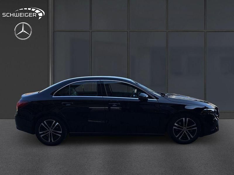 Gebraucht Mercedes A200 Advanced 163 PS (119 kW) 2024 Schwarz Limousine