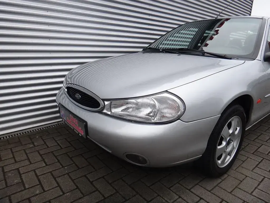 Gebraucht Ford Mondeo Ghia 131 PS (96 kW) 1999 Silber Limousine
