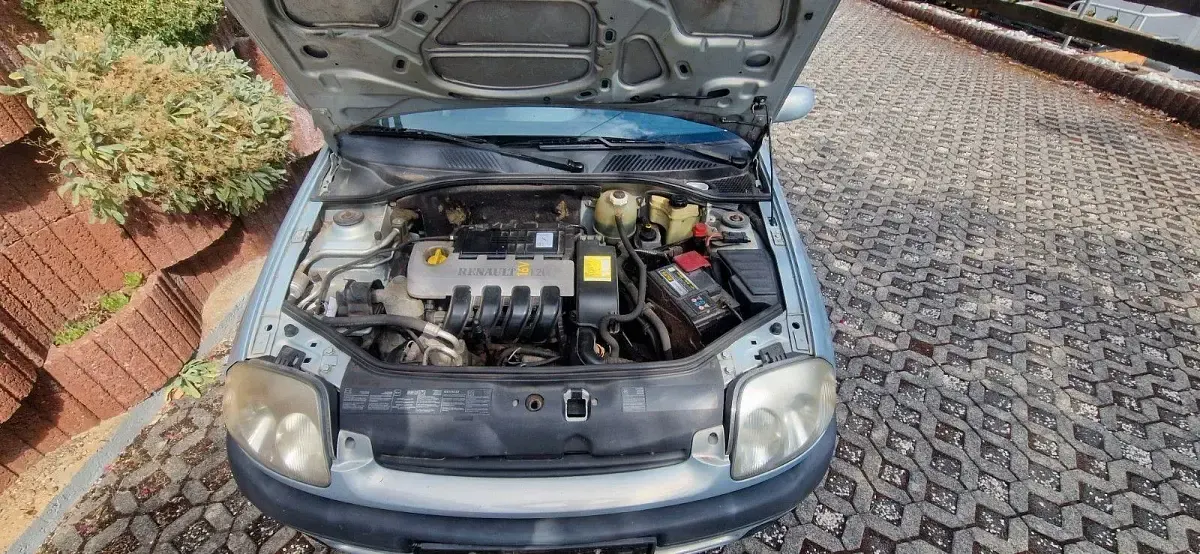 Gebraucht Renault Clio 75 PS (55 kW) 2001 Silber Limousine
