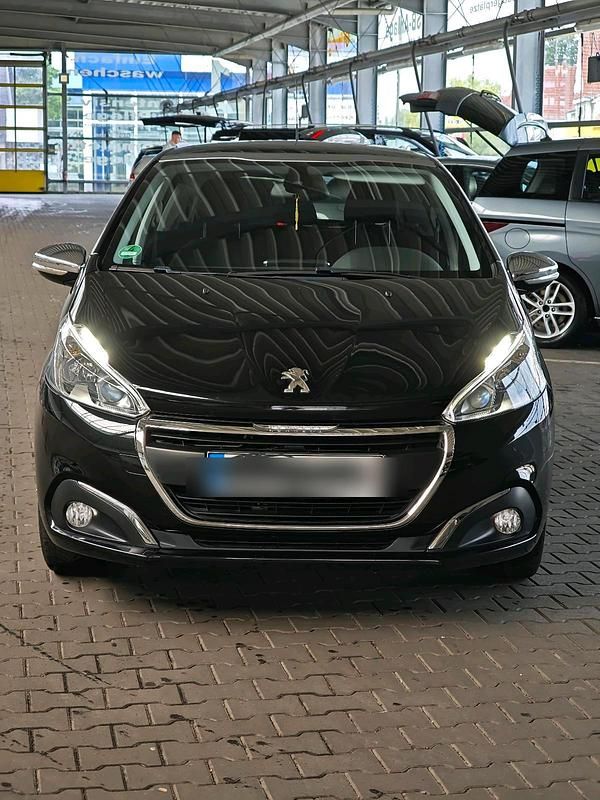 Schwarz Gebraucht 2016 Peugeot 208 Kleinwagen | 7.590 € (Fairer Preis) - Bild 1/4