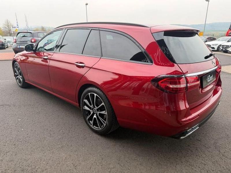 Gebraucht Mercedes E220 Night 194 PS (142 kW) 2021 Hyacinthrot  metalliclack (metallic) Kombi