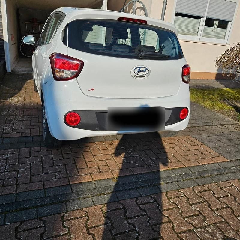 Gebraucht Hyundai i10 Trend 67 PS (49 kW) 2017 Weiß Kleinwagen