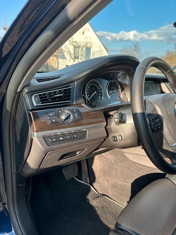 Gebraucht BMW 740 313 PS (230 kW) 2013 Blau Limousine