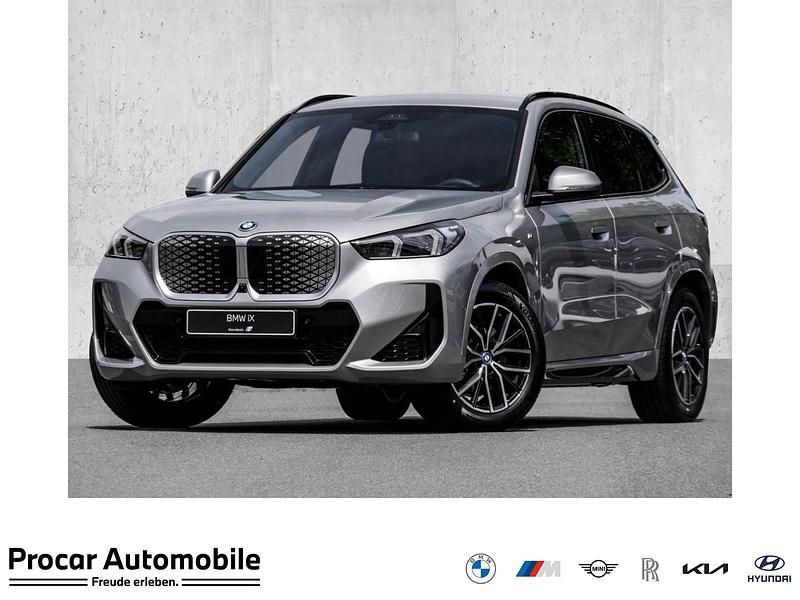 Silber Neu 2025 BMW iX1 M Sport SUV | 55.980 € (Fairer Preis) - Bild 1/4