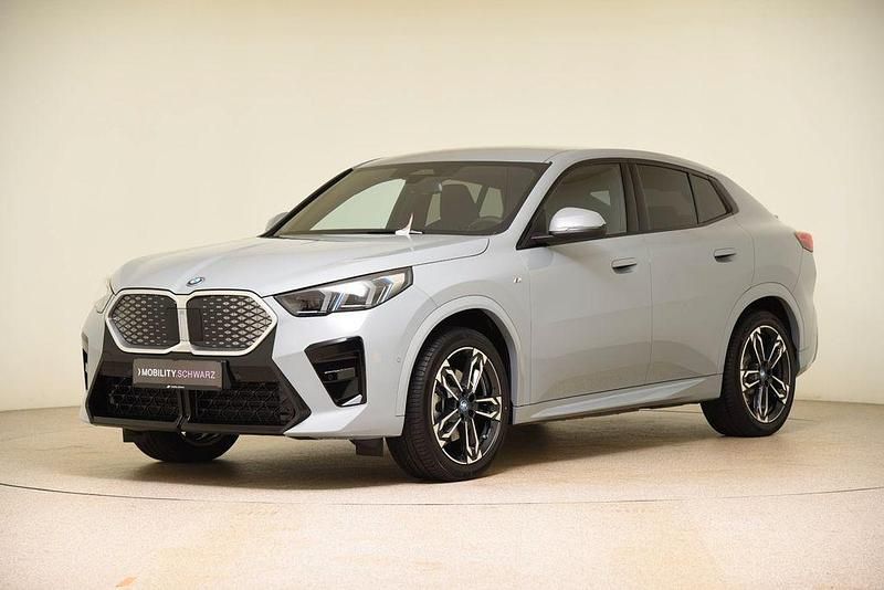 Grau Gebraucht 2025 BMW iX2 M Sport SUV | 49.780 € (Etwas zu teuer) - Bild 1/4
