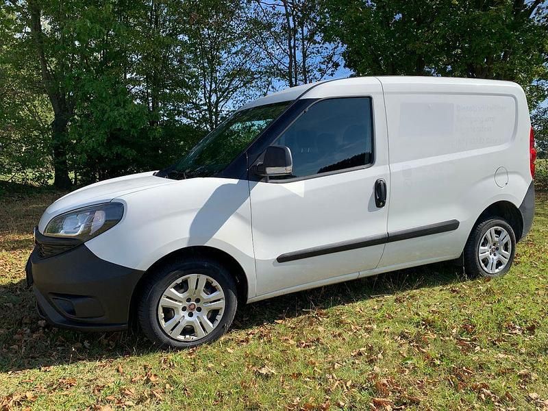 Weiß Gebraucht 2021 Fiat Doblò Van / Kleinbus | 7.378 € (Superpreis) - Bild 1/4