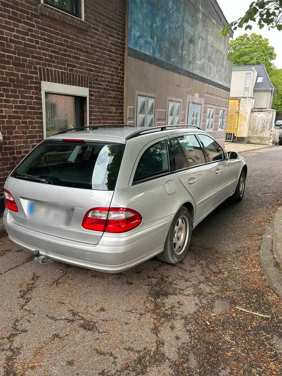 Używany Mercedes E220 150 KM (110 kW) 2004 Srebrny Kombi