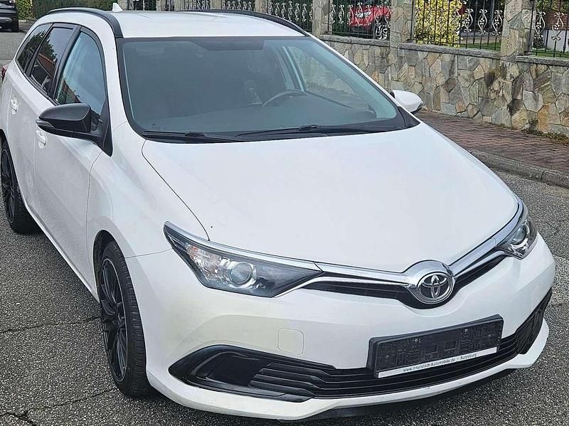 Weiß Gebraucht 2016 Toyota Auris Edition Limousine | 6.500 € (Superpreis) - Bild 1/4