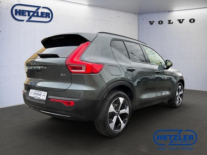 Neu Volvo XC40 Plus 197 PS (144 kW) 2025 Forest lake / metallic SUV
