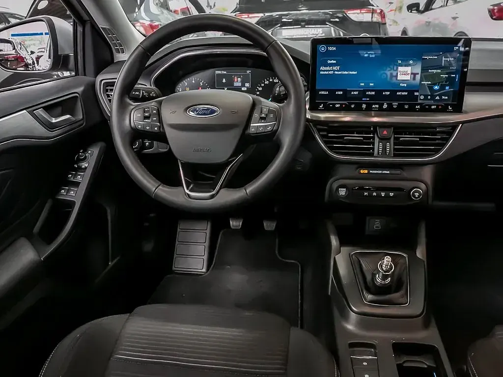 Używany Ford Focus Titanium 125 KM (91 kW) 2024 Srebrny Sedan/Limuzyna