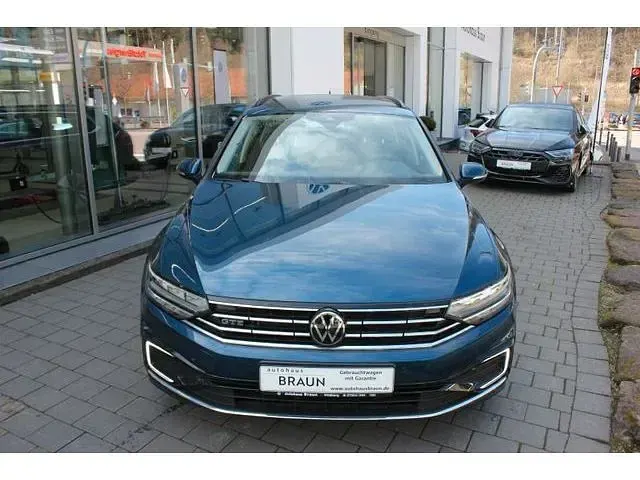 Gebraucht VW Passat GTE 218 PS (160 kW) 2022 Aquamarinblau Kombi