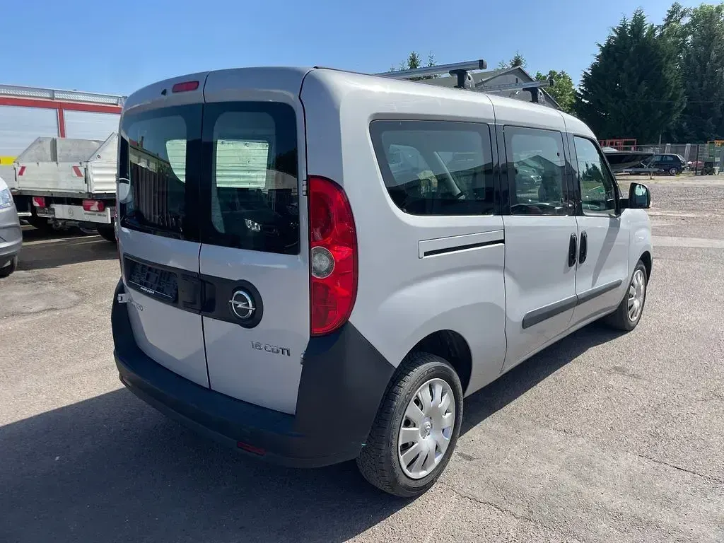 Gebraucht Opel Combo 105 PS (77 kW) 2018 Silber Van / Kleinbus