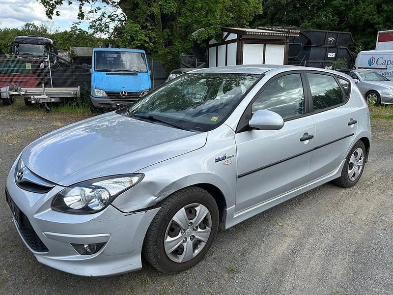 Gebraucht Hyundai i30 Edition 109 PS (80 kW) 2010 Silber Limousine