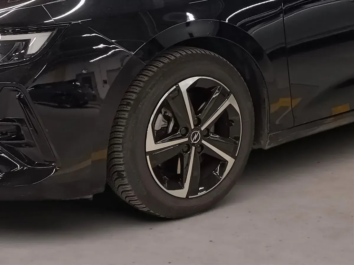 Gebraucht Opel Astra 131 PS (96 kW) 2025 Schwarz Kleinwagen