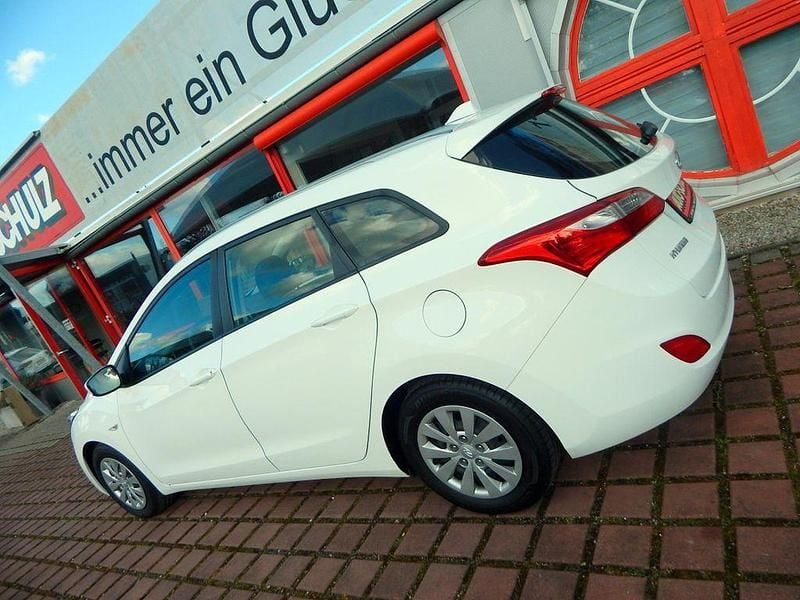 Gebraucht Hyundai i30 Classic 101 PS (74 kW) 2017 Weiß Kombi