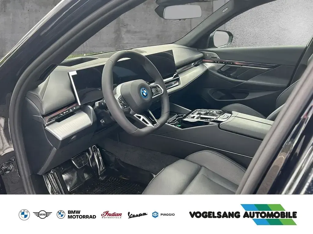 Neu BMW 550e M Sport 489 PS (359 kW) 2026 Schwarz Limousine