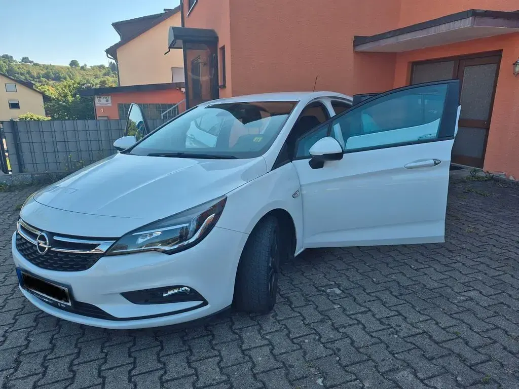 Gebraucht Opel Astra Dynamic 125 PS (91 kW) 2017 Weiß Limousine
