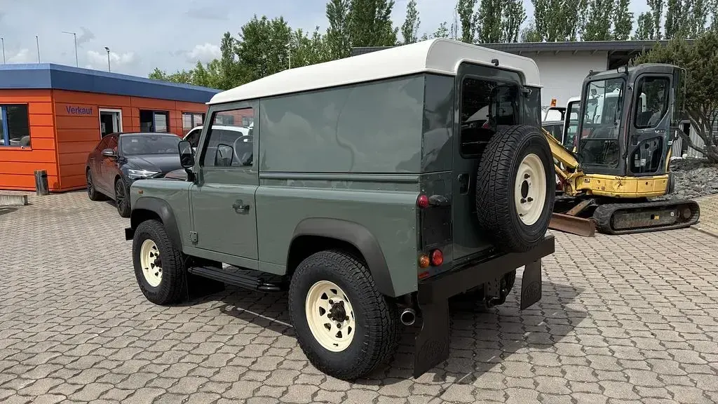 Gebraucht Land Rover Defender 122 PS (89 kW) 2010 Grün SUV