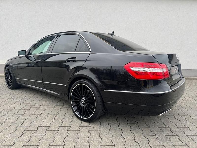 Gebraucht Mercedes E220 Avantgarde 170 PS (125 kW) 2013 Schwarz Limousine