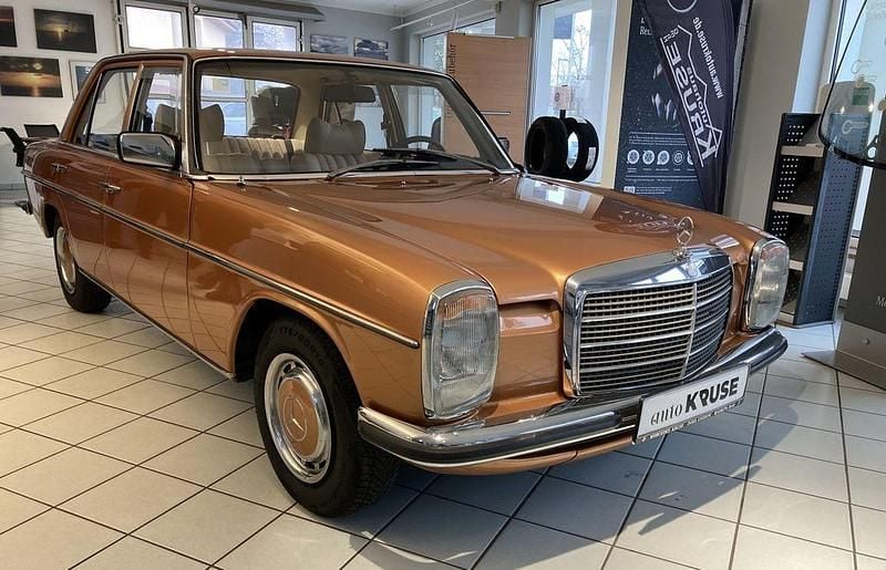 Gold Gebraucht 1974 Mercedes 200/8 Limousine | 17.000 € - Bild 1/4