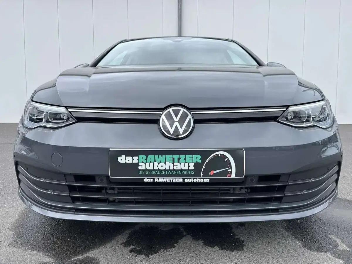 Gebraucht VW Golf VIII Life 131 PS (96 kW) 2023 Grau Limousine