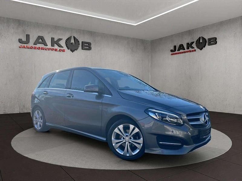 Mountaingrau met. Gebraucht 2016 Mercedes B180 Van / Kleinbus | 16.990 € (Fairer Preis) - Bild 1/4