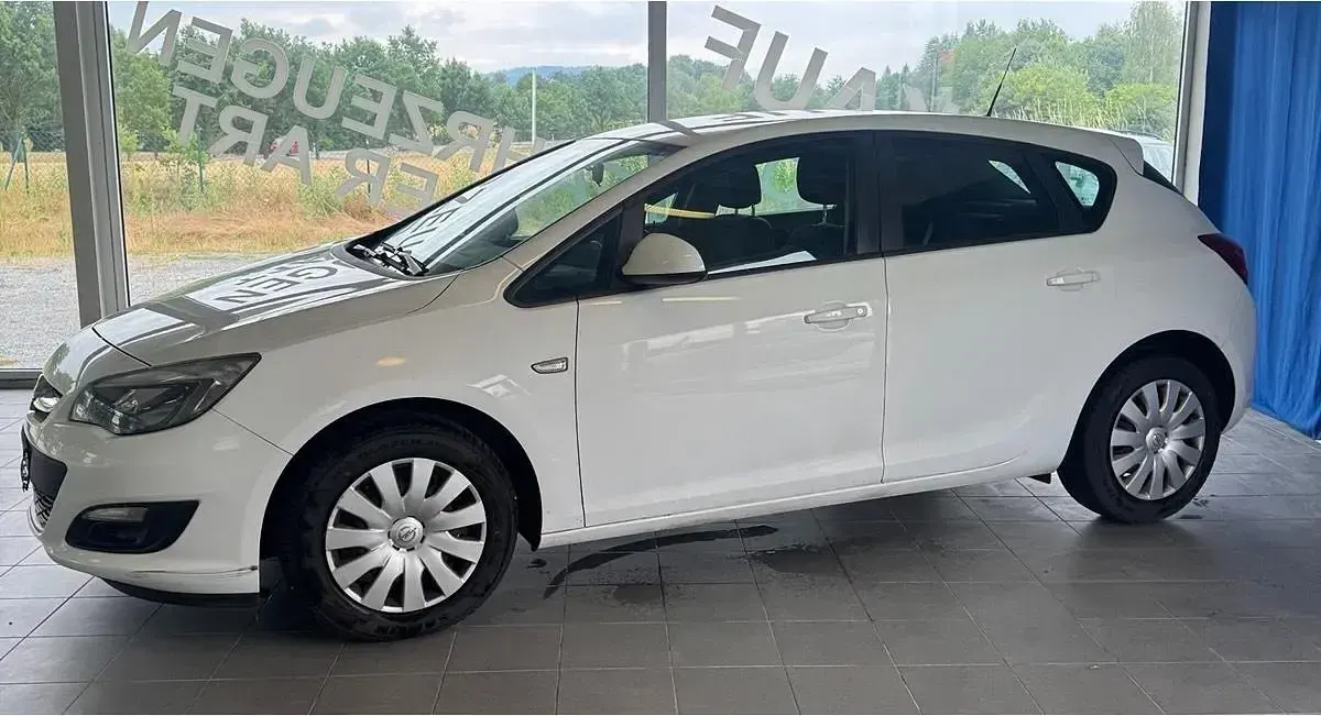 Gebraucht Opel Astra Selection 115 PS (84 kW) 2015 Weiß Limousine