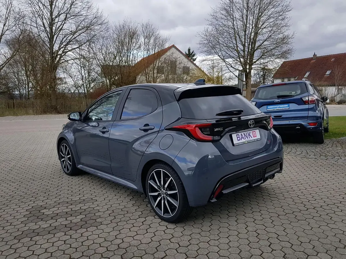 Neu Toyota Yaris Sport 92 PS (67 kW) 2025 Bicolor  storm grey metallic / dach schwarz Kleinwagen