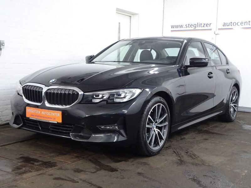 Black sapphire metallic Gebraucht 2021 BMW 318 Sport Line Limousine | 26.900 € (Fairer Preis) - Bild 1/4