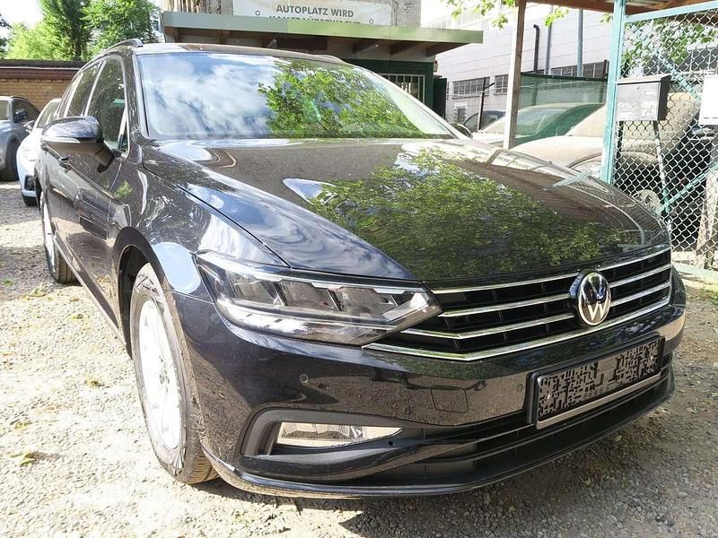 Gebraucht VW Passat Basis 150 PS (110 kW) 2021 Deep black perleffekt Kombi