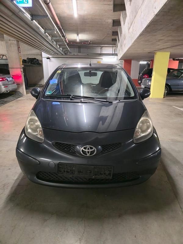 Grau Gebraucht 2011 Toyota Aygo Kleinwagen | 650 € (Superpreis) - Bild 1/4